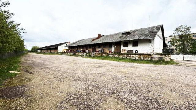 Комплекс 7 зданий торговой базы (АБК, магазин, склады и гаражи) общей пл. 3885,8 кв.м. с сетями и благоустройством территории, расположенных на земельном участке пл. 1,3306 га (Витебская обл., г.Витебск, ул. Горбачевского, 25)