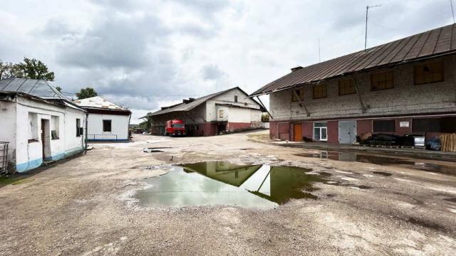 Комплекс 7 зданий торговой базы (АБК, магазин, склады и гаражи) общей площадью 3885,8 кв.м. с сетями и благоустройством территории, расположенных на земельном участке пл. 1,3306 га (Витебская обл., г.Витебск, ул. Горбачевского, 25)