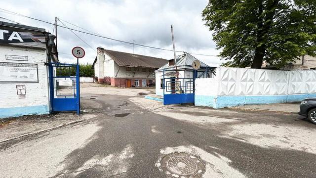 Комплекс 7 зданий торговой базы (АБК, магазин, склады и гаражи) общей площадью 3885,8 кв.м. с сетями и благоустройством территории, расположенных на земельном участке пл. 1,3306 га (Витебская обл., г.Витебск, ул. Горбачевского, 25)