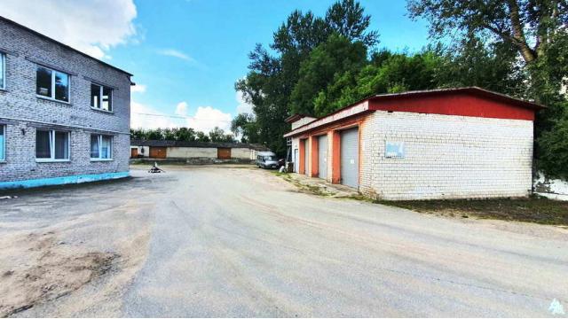 Комплекс 5 зданий торговой базы (АБК, склады и гаражи) общей пл. 2883,6 кв.м. с сетями и благоустройством территории, расположенных на земельном участке пл. 0,9684 га (Витебская обл., г.Витебск, ул. Мясникова, 4А)