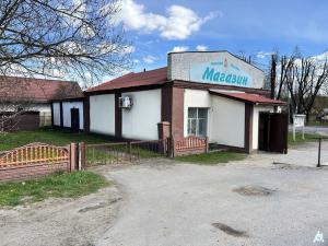 Продажа права на заключение договора аренды помещений магазина пл. 113,3 кв.м. с торговым и холодильным оборудованием для размещения объекта розничной торговли (Минская обл., Минский р-н, Щомыслицкий с/с, д.Щомыслица, ул. Кирюникова, 5). Начальная цена (размер ежемесячной арендной платы): 1530 бел. руб. с НДС 20%.