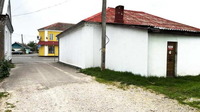 Капитальное строение с инв. №121/C-8848, магазин «Уют» пл. 193,9 кв.м. (Брестская обл., г.Дрогичин, ул. Ленина, 102)