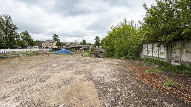 Комплекс 7 зданий торговой базы (АБК, магазин, склады и гаражи) общей пл. 3885,8 кв.м. с сетями и благоустройством территории, расположенных на земельном участке пл. 1,3306 га (Витебская обл., г.Витебск, ул. Горбачевского, 25)