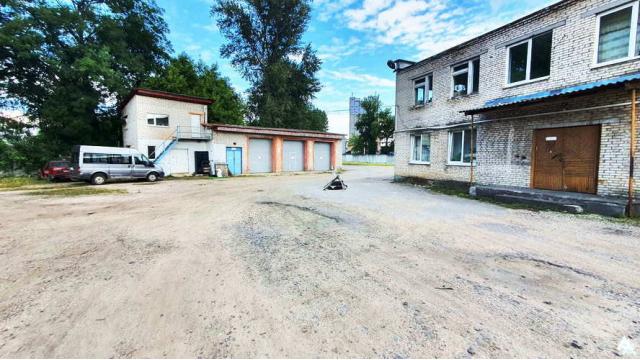 Комплекс 5 зданий торговой базы (АБК, склады и гаражи) общей пл. 2883,6 кв.м. с сетями и благоустройством территории, расположенных на земельном участке пл. 0,9684 га (Витебская обл., г.Витебск, ул. Мясникова, 4А)