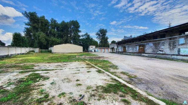 Комплекс 5 зданий торговой базы (АБК, склады и гаражи) общей пл. 2883,6 кв.м. с сетями и благоустройством территории, расположенных на земельном участке пл. 0,9684 га (Витебская обл., г.Витебск, ул. Мясникова, 4А)