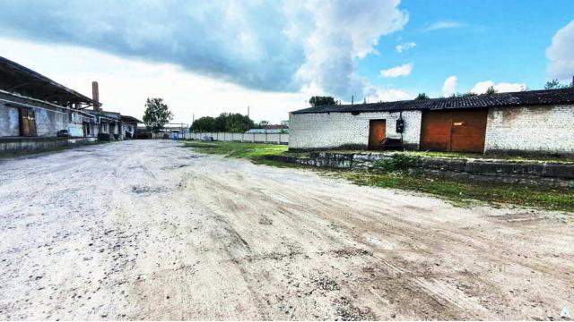 Комплекс 5 зданий торговой базы (АБК, склады и гаражи) общей пл. 2883,6 кв.м. с сетями и благоустройством территории, расположенных на земельном участке пл. 0,9684 га (Витебская обл., г.Витебск, ул. Мясникова, 4А)