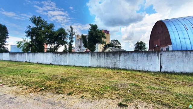 Комплекс 5 зданий торговой базы (АБК, склады и гаражи) общей пл. 2883,6 кв.м. с сетями и благоустройством территории, расположенных на земельном участке пл. 0,9684 га (Витебская обл., г.Витебск, ул. Мясникова, 4А)